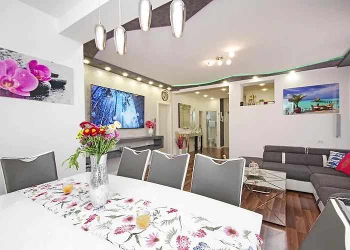 アパート Naomi スプリト