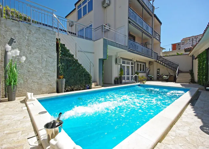 Naomi アパート *