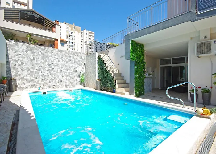 アパート Naomi スプリト